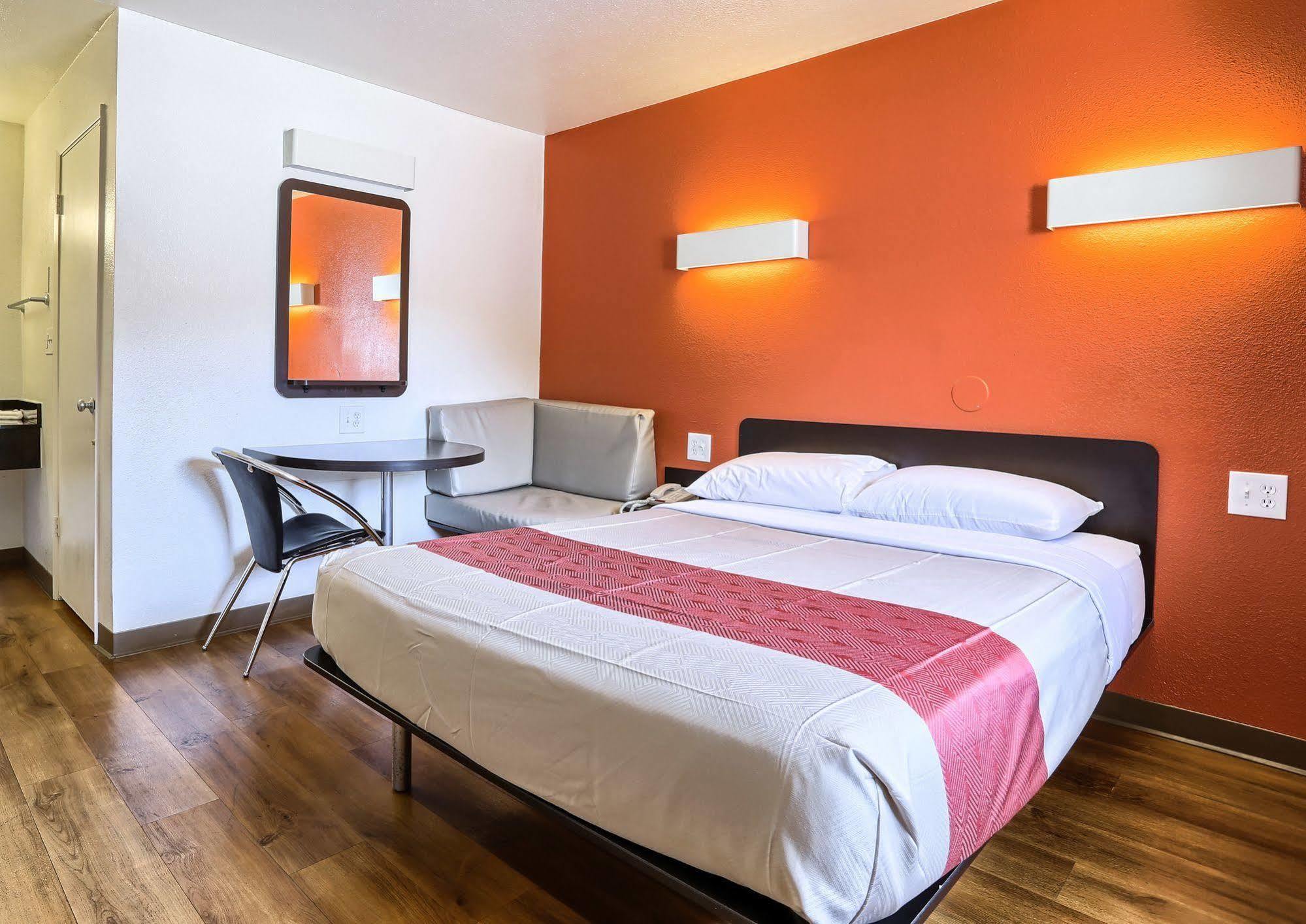 Super 8 By Wyndham Inn 2*